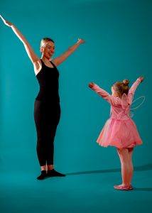 Barn og voksen som danser